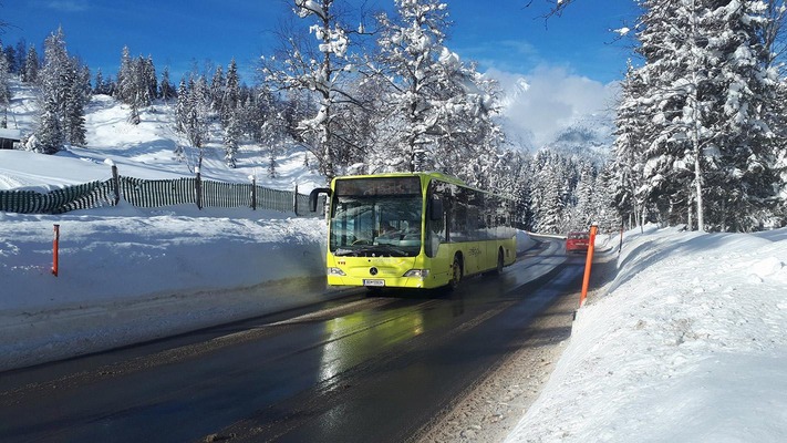 Postbus in Winterlandschaft