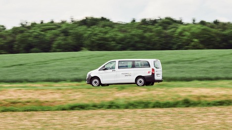 Postbus Shuttle in Landschaft