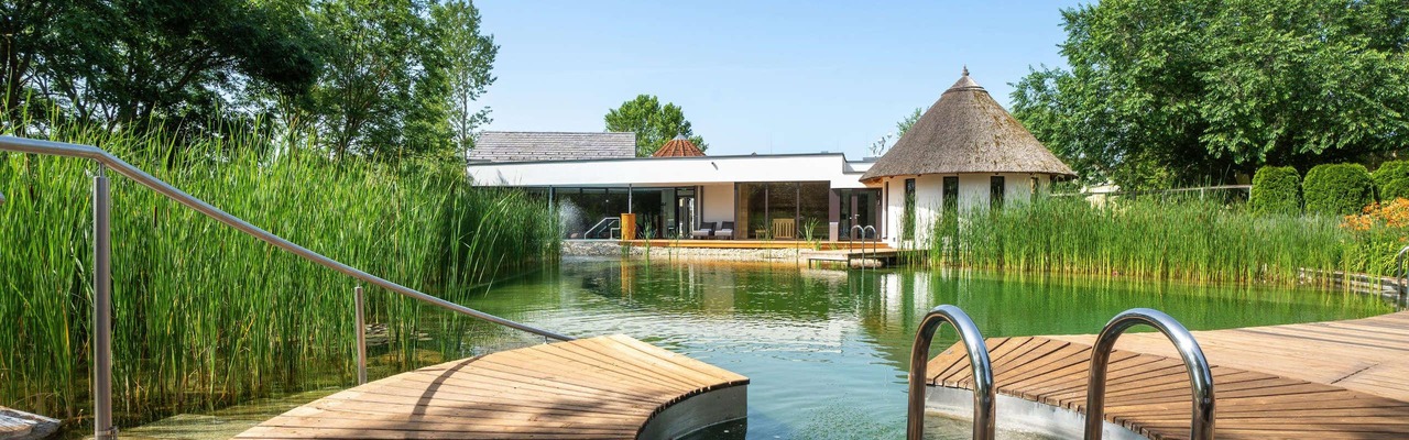 Naturschwimmteich im Saunadorf
