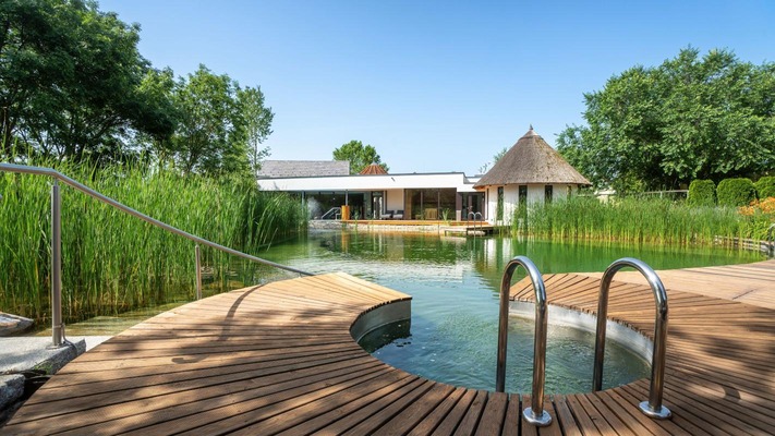 Naturschwimmteich im Saunadorf