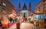 Weihnachtsmarkt auf dem St. Stephans Platz in Budapest, Ungarn