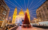Weihnachtsmarkt auf dem St. Stephans Platz in Budapest, Ungarn