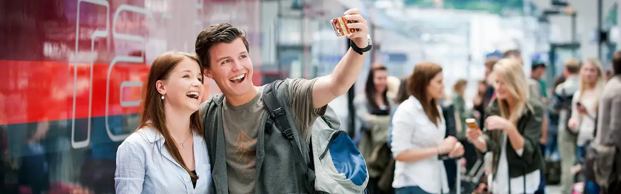 Jugendliche machen Selfie am Bahnsteig