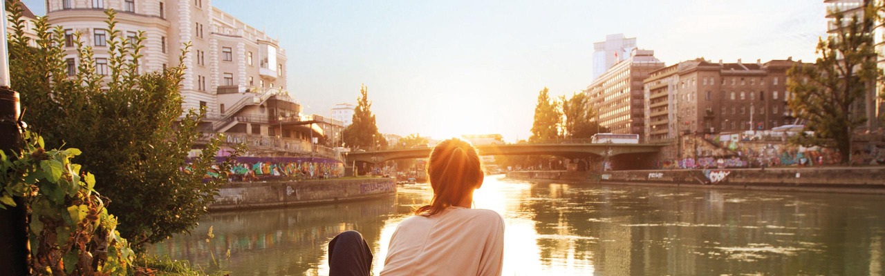 Blick auf Donaukanal und Urania in Wien