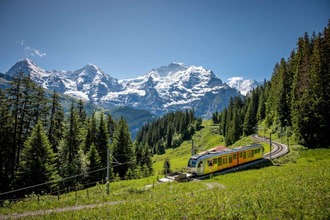 Bergbahn lauterbrunne Muerren leicht von der Seite vor Eiger Moench Jungfrau
