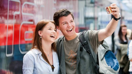 Jugendliche Selfie Bahnsteig