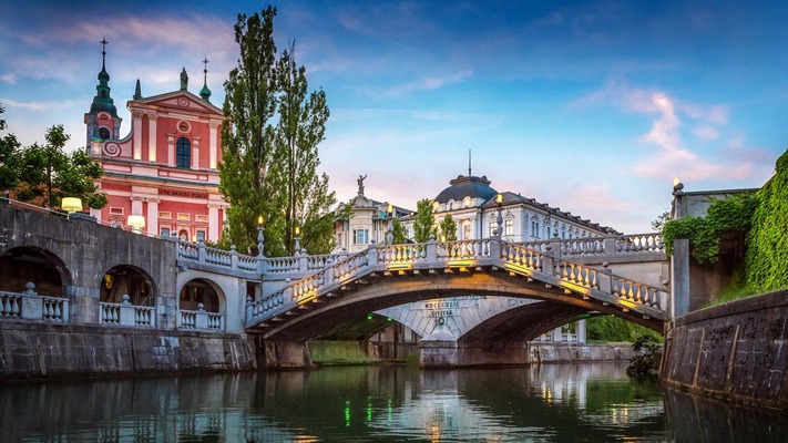 Tromostovje bridge and Ljubljanica river in the city center