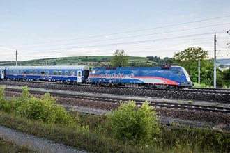 ÖBB Nightjet in Landschaft