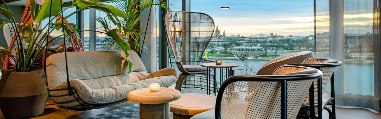 Lounge mit Donaublick