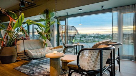 Lounge mit Donaublick