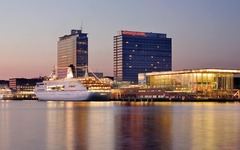 Außenansicht des Mövenpick Hotel Amsterdam City Centre