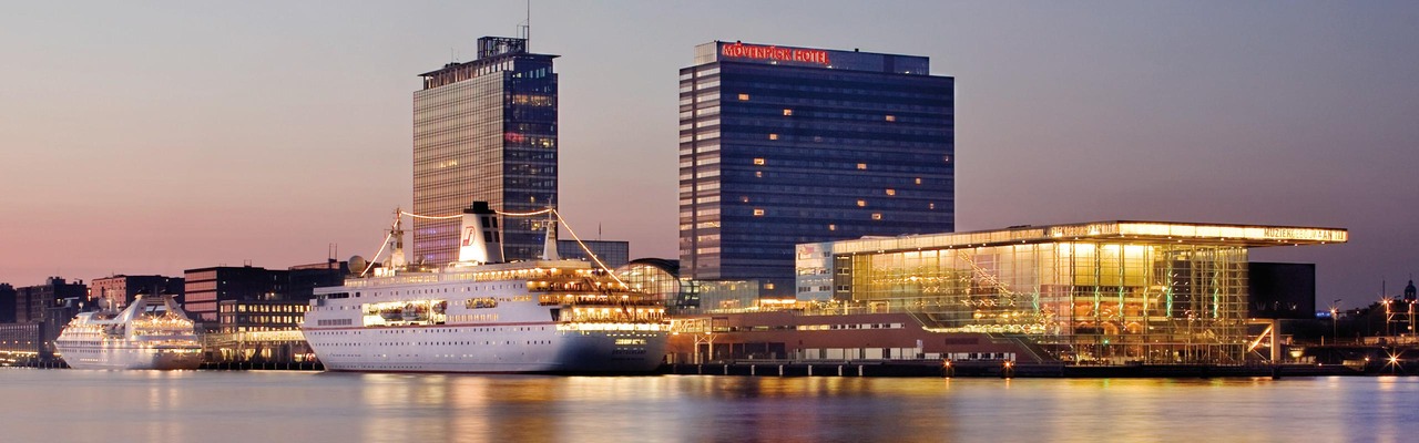 Außenansicht des Mövenpick Hotel Amsterdam City Centre