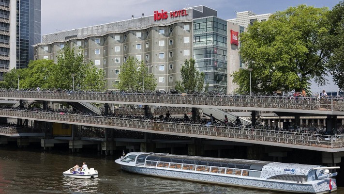 Fassade vom Ibis Amsterdam Centre