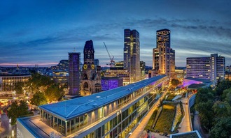 City-West am Abend, im Vordergrund das rekonstruierte Ensemble des "Bikini-Berlin", gesehen vom Hotel 25Hours