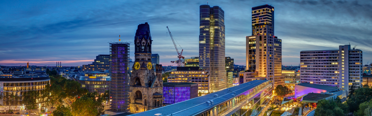 City-West am Abend, im Vordergrund das rekonstruierte Ensemble des "Bikini-Berlin", gesehen vom Hotel 25Hours