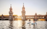 Berlin Stand-up-Paddle auf der Spree mit Oberbaumbrücke im Hintergrund