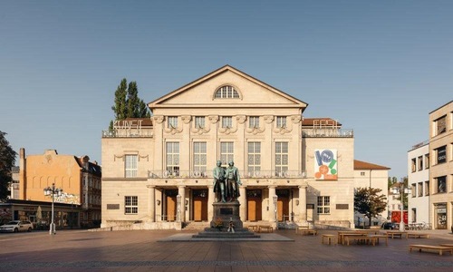 Weimar: Deutsches Nationaltheater mit Goethe-Schiller-Denkmal © DZT/Felix Meyer Weimar: Deutsches Nationaltheater mit Goethe-Schiller-Denkmal
