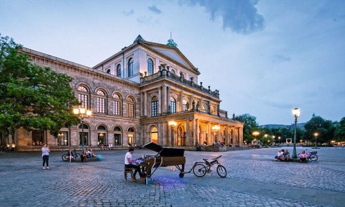 Hannover: Pianospieler auf dem Opernplatz vor der Staatsoper 