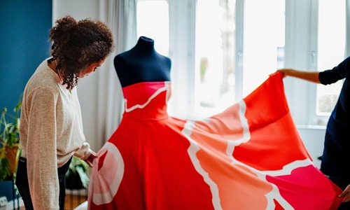 Weimar: Modedesignerin zeigt einer Frau ihre Designs © DZT/Julia Nimke Weimar: Modedesignerin zeigt einer Frau ihre Designs
