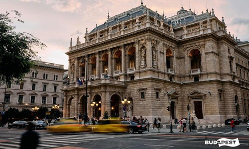 Blick auf die Decke in der Oper 
