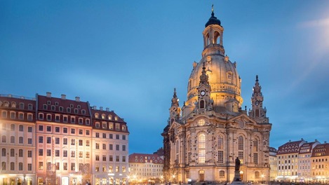 Dresden: Frauenkirche mit beleuchtetem Neumarkt am Abend 