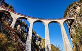 Der Bernina Express auf dem Landwasserviadukt 