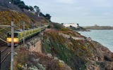 Zug der irländischen Staatsbahn Iarnród Éireann bei Dublin