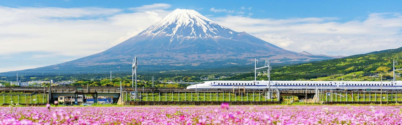 Der Shinkansen-Express am Fuße des Fuji