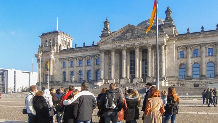 Reichstag mit Reisegruppe, Berlin  <br/>