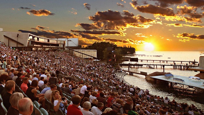 Bregenzer Festspiele Bühne mit Publikum