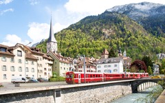 Panorama der Altstadt mit dem Zug der Rhätischen Eisenbahn im Vordergrund