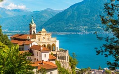 Aussicht auf Madonna del Sasso Kirche über Locarno Stadt und Lago Maggiore im Tessin