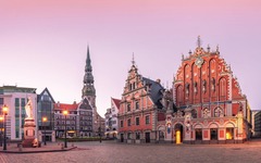 Rathaus und St. Peter Kirche in der Altstadt von Riga