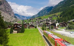 Glacier Express in einem Hochgebirgstal