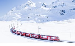 Bernina Express in winterlicher Landschaft
