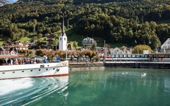 Gotthard Panorama Express Umstieg von Schiff auf Zug in Flüelen2