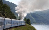 Zug fährt entlang des Baikalsee