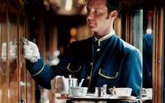 Frühstück wird ins Abteil geliefert