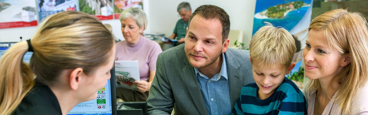 Familie wird im Reisebüro beraten