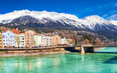 Stadtzentrum von Innsbruck mit schönen Häusern, Inn und Tiroler Alpen