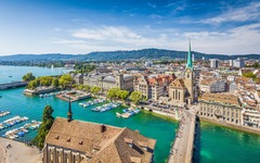 Luftaufnahme des Stadtzentrums von Zürich mit dem Fluss Limmat
