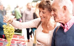 Älteres Paar am Markt beim Einkaufen
