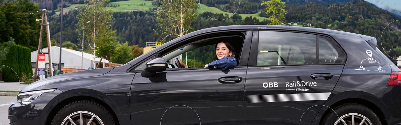 Fahrerin in einem ÖBB Rail & Drive Fahrzeug