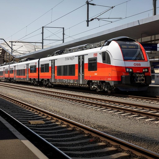© ÖBB / Harald Eisenberger Interregio-Fahrzeug am Bahnsteig