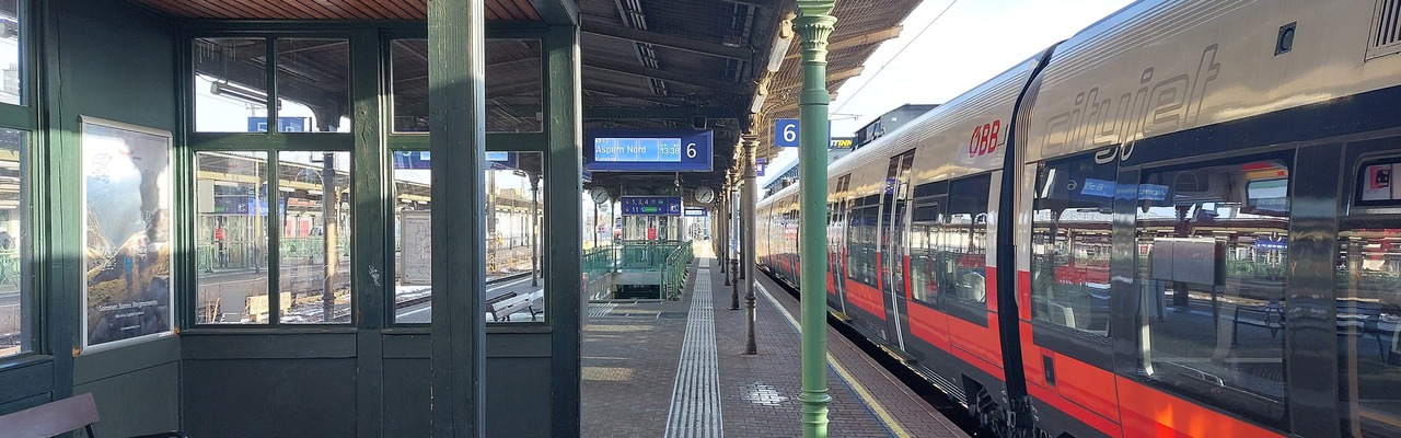 Cityjet steht in der Station Wien Hütteldorf
