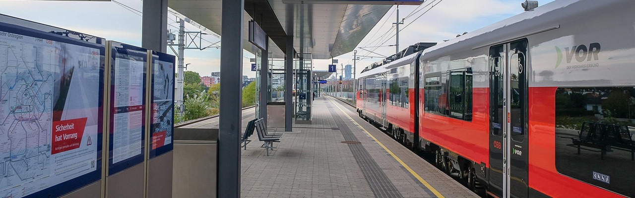 Bahnsteig am Bahnhof in Wien Hirschstetten