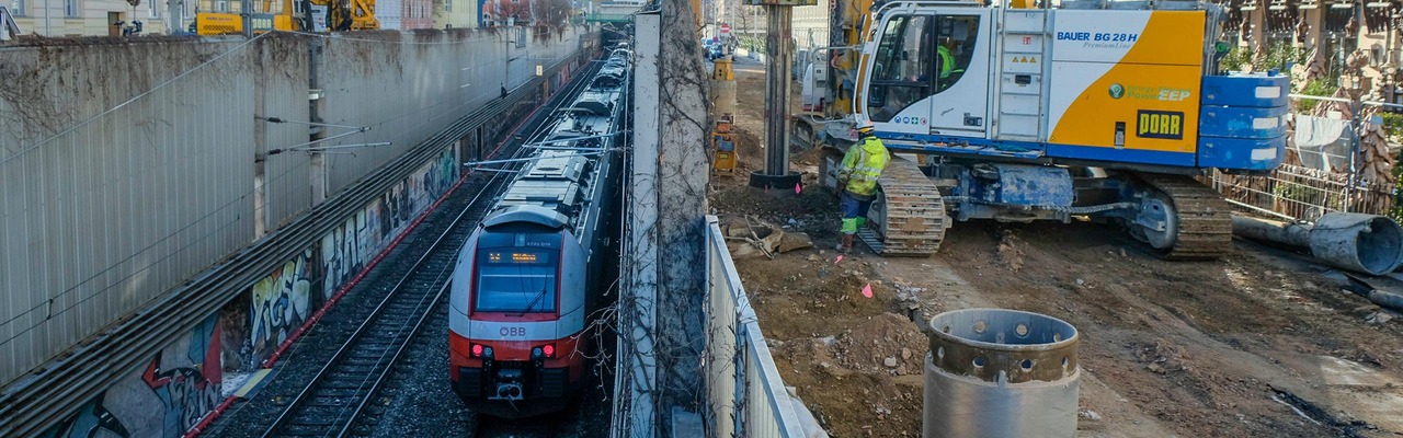 Bohrpfahlarbeiten an einer Schnellbahnstation
