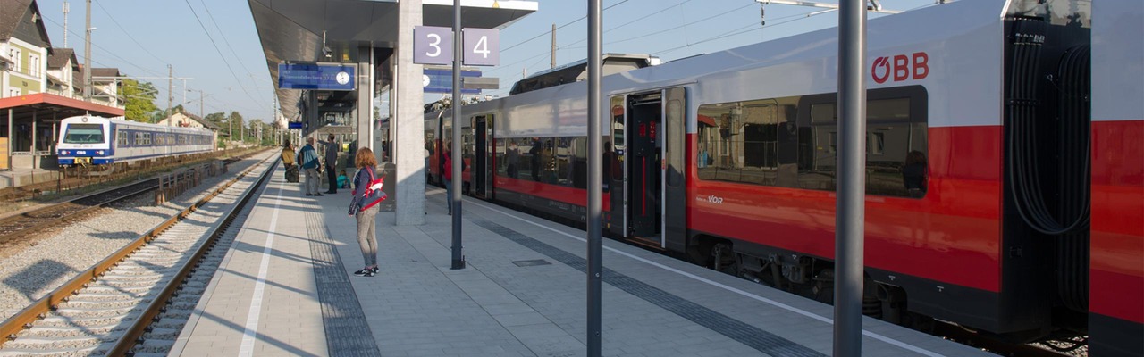 ÖBB Cityjet am Bahnhof Tulln mit Reisenden am Bahnsteig