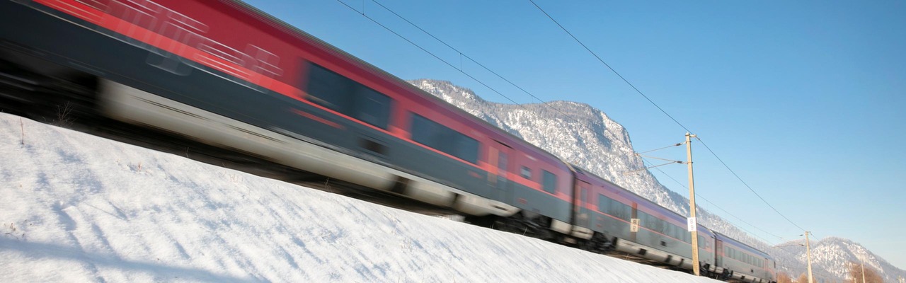 Railjet in winterlicher Landschaft