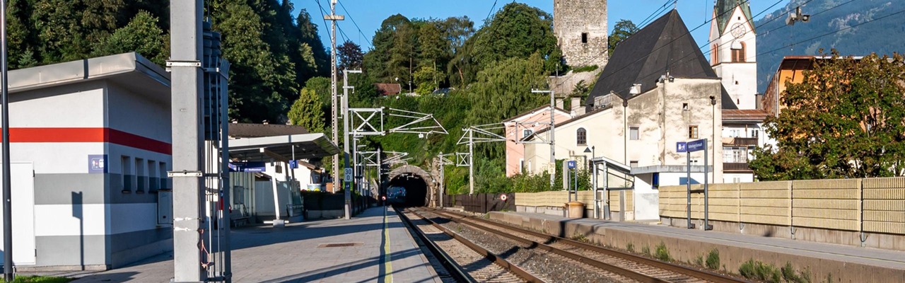 Blick auf die Gleise in den Rattenbergtunnel